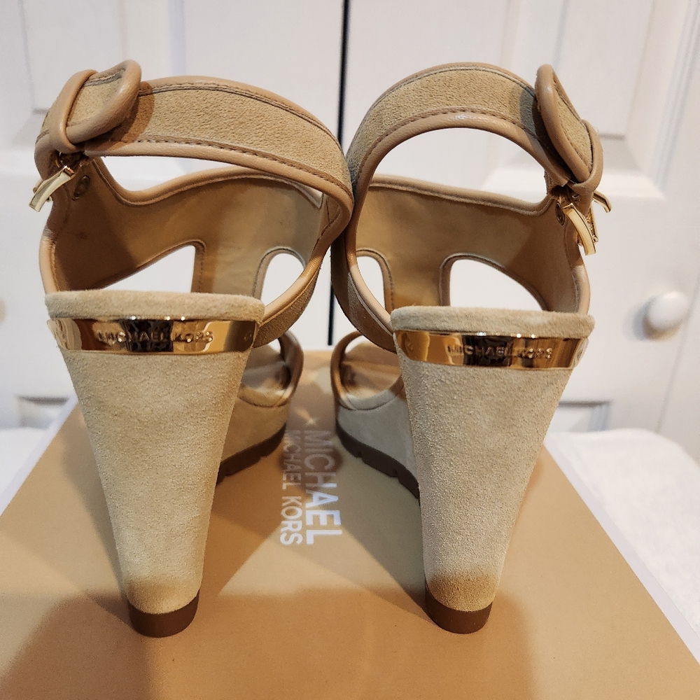 Michael Kors Tan Flat Sandals with Buckle Closure - Picture 4 of 5
